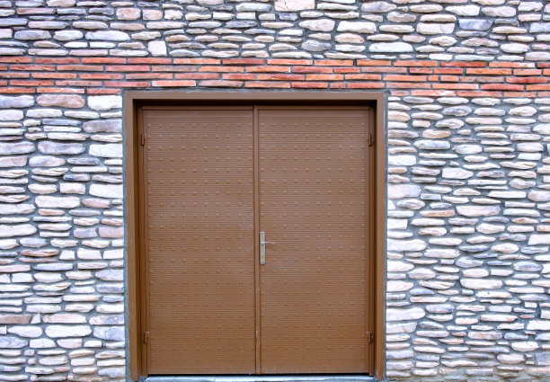 老式的石墙和铁门图片下载