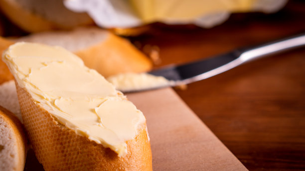 面包和黄油自制早餐，咖啡，茶，牛奶，有机燕麦全麦黑麦面粉，棕色法国法棍面包，生物果酱，橙子，百香果，杏图片下载