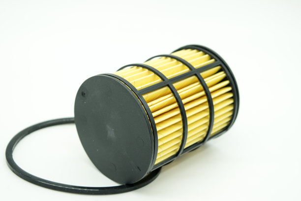 特写的燃油滤清器在一个白色的背景图片下载