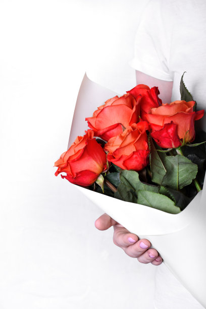 纸包着橙色玫瑰图片下载