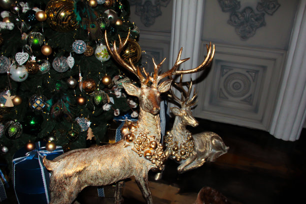 金鹿靠近圣诞树图片下载