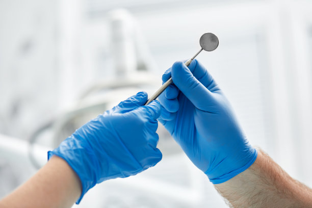 近距离的手的牙医和护士外科医生在一个手术室在牙科种植手术图片下载