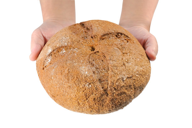 手拿新鲜烘烤的黑麦面包孤立在白色背景上。图片下载