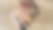 在一张木桌上有几支木制的粗彩色铅笔。图片下载