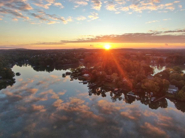 夕阳在湖中倒映图片下载