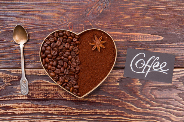 用茶匙装饰心形。图片下载