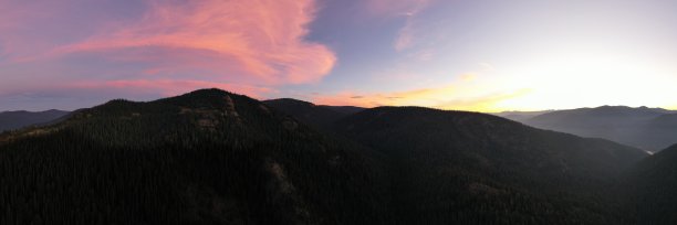 壮观的粉色天空日出山顶航拍全景图片下载