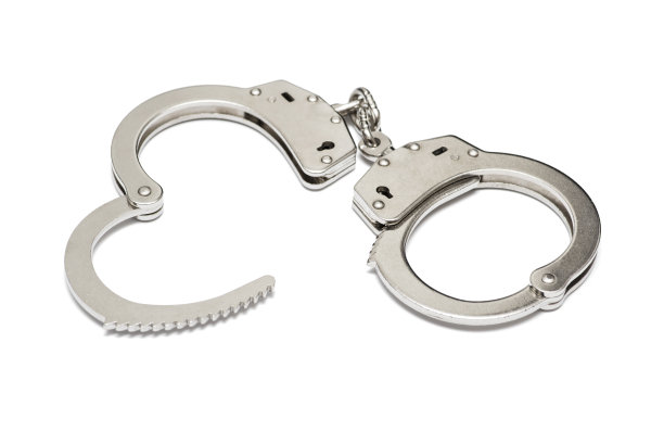 一双钢手铐隔离在白色背景上。银色金属手铐上的白色。图片下载