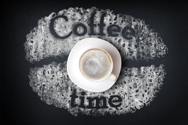 喝咖啡的时间。桌上放着一杯咖啡，上面刻着咖啡时间图片下载