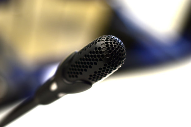 黑色麦克风，在大厅里用散焦图片下载