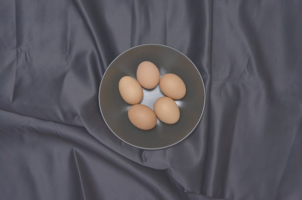 鸡蛋放在盘子上的俯视图。图片下载