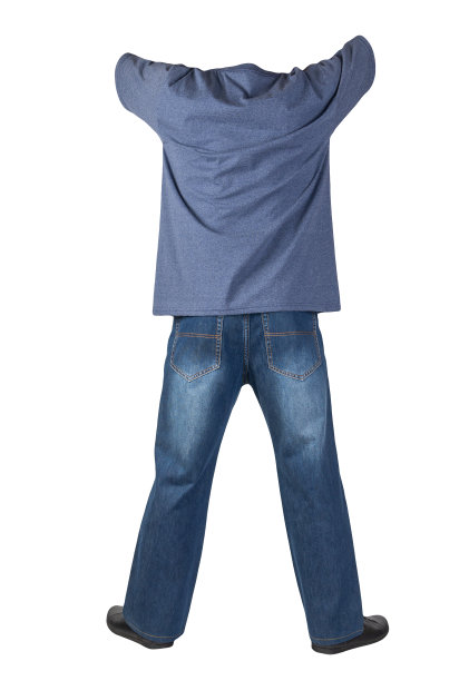 深蓝色牛仔裤，黑色皮鞋，白色背景上孤立的t恤。图片下载