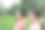 这是公园里两个穿着五颜六色衣服的中国小女孩的侧面照片图片下载