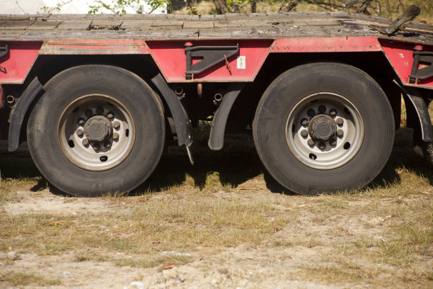 固定的红色卡车拖车，两个轮子。图片下载