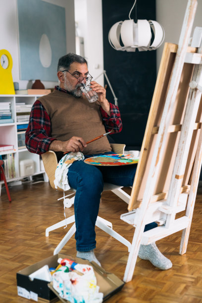 老人在家休息，画画图片下载