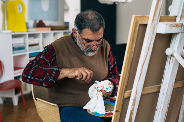 老人在家休息，画画图片下载