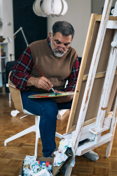 老人在家休息，画画图片下载