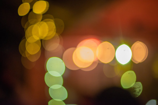 在晚上分散的路灯图片下载