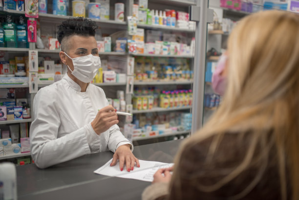 女药剂师向顾客展示纸上的东西图片下载