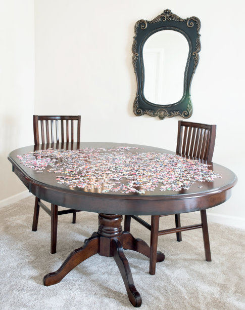 餐桌上的拼图图片下载