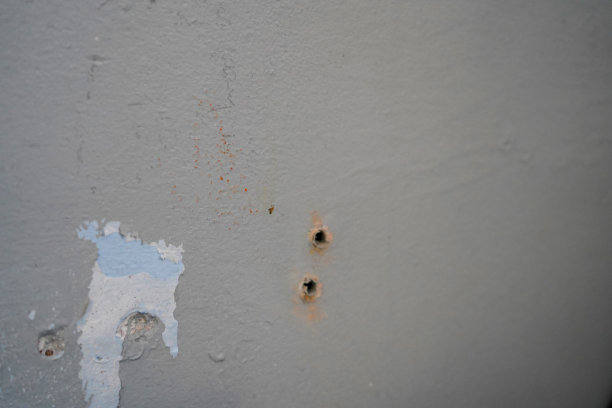 在墙上钻小洞图片下载