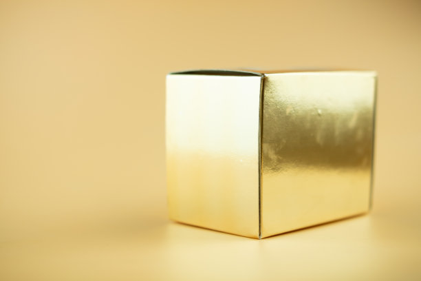 黄色背景上的金色包装盒图片下载