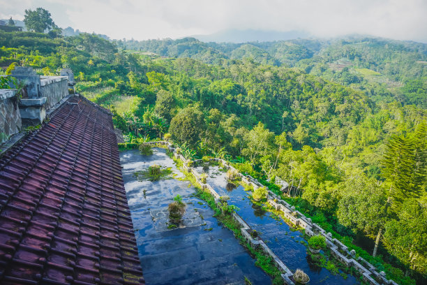 印度尼西亚巴厘岛上的废弃酒店图片下载