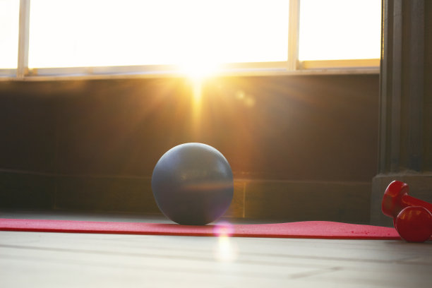 舒适的空间做运动，冥想，瑜伽设备。训练家庭观念。普拉提球，瑜伽垫和哑铃图片下载