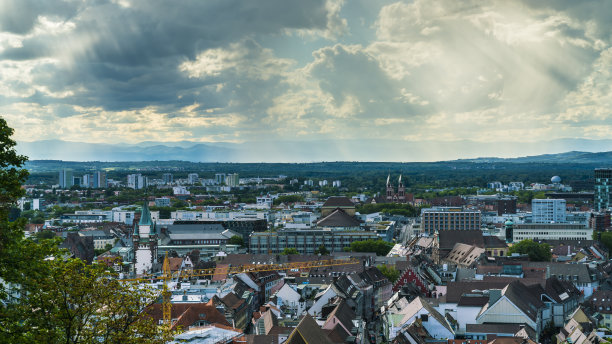 德国，弗莱堡和布雷斯高，城市天际线上空的暴雨和雷雨，高空鸟瞰图图片下载