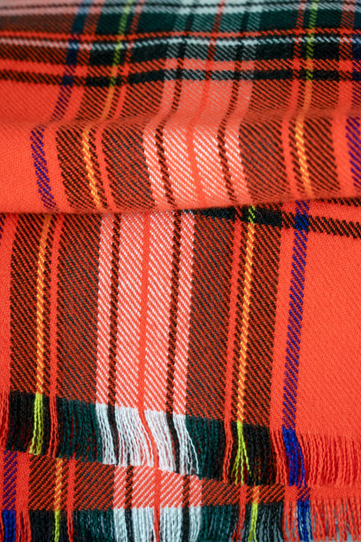 有印花图案的纺织品的横向照片。红色格子布。皇家时装与传统苏格兰图案。图片下载