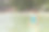 穿着蓝色泳衣的女人在海滩的海水里很漂亮图片下载