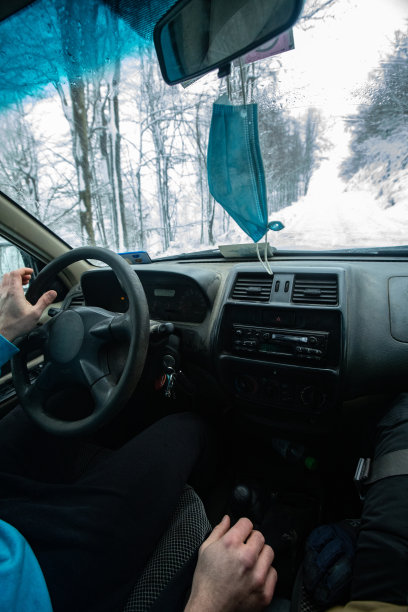 在冬季旅行时，在后视镜上挂上防护面罩图片下载