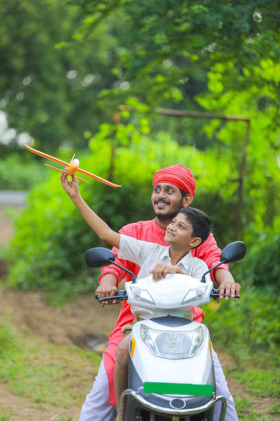 年轻的印度农民送孩子去上学图片下载
