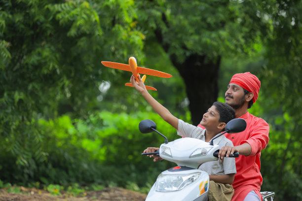 年轻的印度农民送孩子去上学图片下载