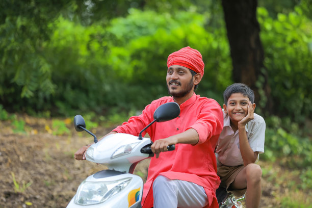 年轻的印度农民送孩子去上学图片下载