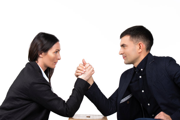 性别伙伴之间的争斗。白人背景下女商人和商人之间的斗争。图片下载