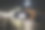 一名男子在晚上用智能手机拍下了一条大马路的照片图片下载