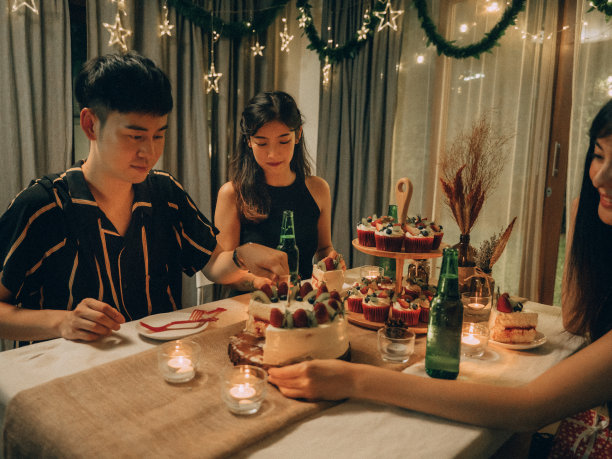 祝亚洲朋友在家吃蛋糕庆祝生日快乐。图片下载