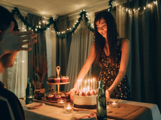 亚洲家庭生日聚会。图片下载