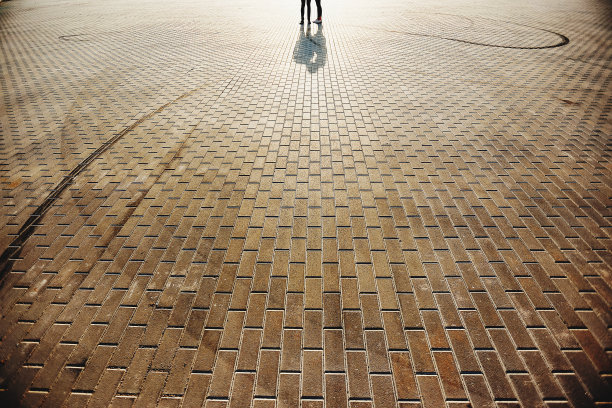 广场上的一对可爱的夫妇，以石头地板为背景图片下载