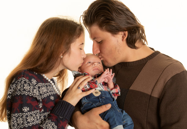 父母亲吻新生婴儿图片下载