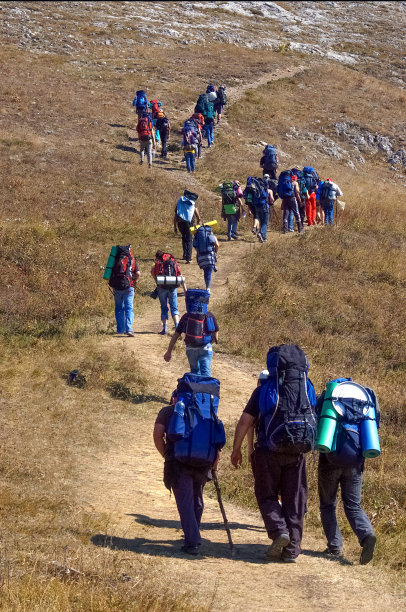 徒步旅行者在山上的小山上图片下载