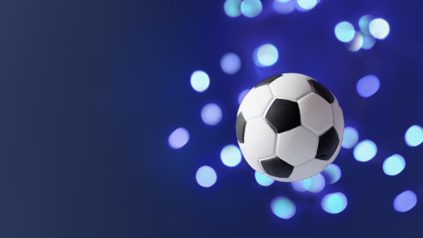 传统足球飞过蓝色背景。图片下载