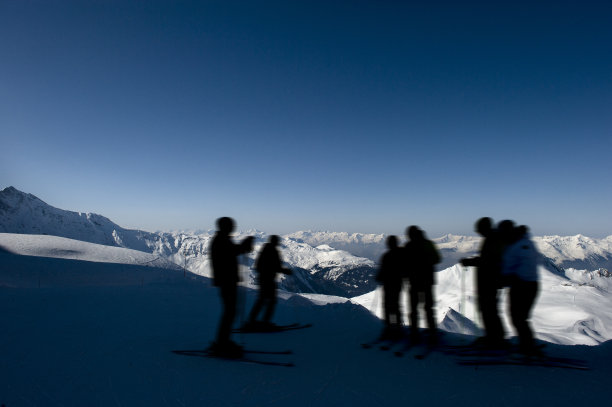 滑雪坡顶滑雪者的剪影图片下载