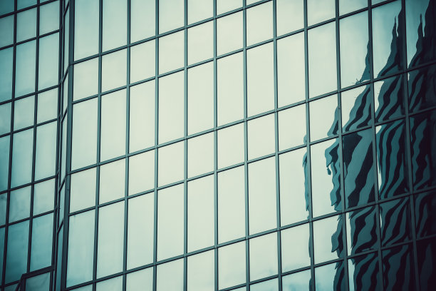 摩天大楼在明亮的阳光和清澈的蓝天背景图片下载