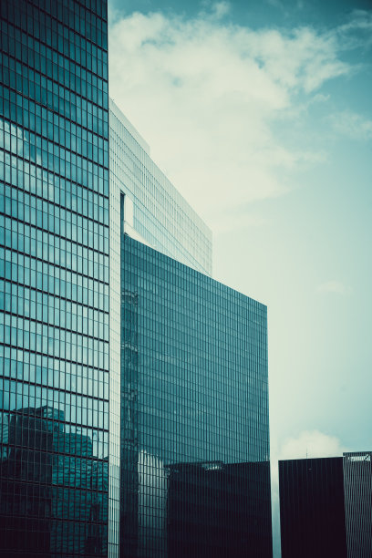 摩天大楼在明亮的阳光和清澈的蓝天背景图片下载