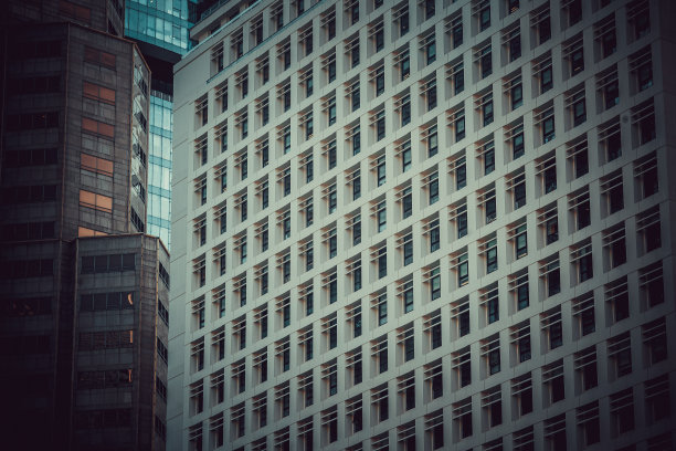 摩天大楼在明亮的阳光和清澈的蓝天背景图片下载