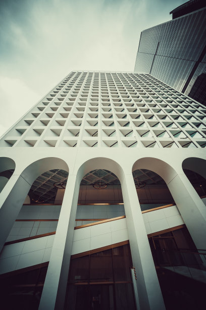 摩天大楼在明亮的阳光和清澈的蓝天背景图片下载