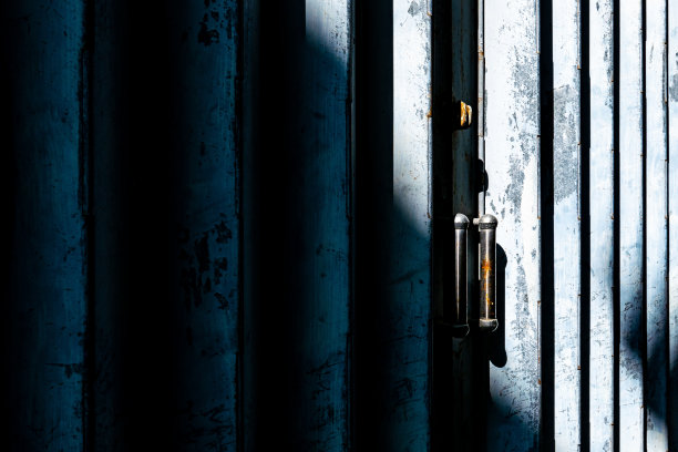 商店紧闭的百叶窗图片下载