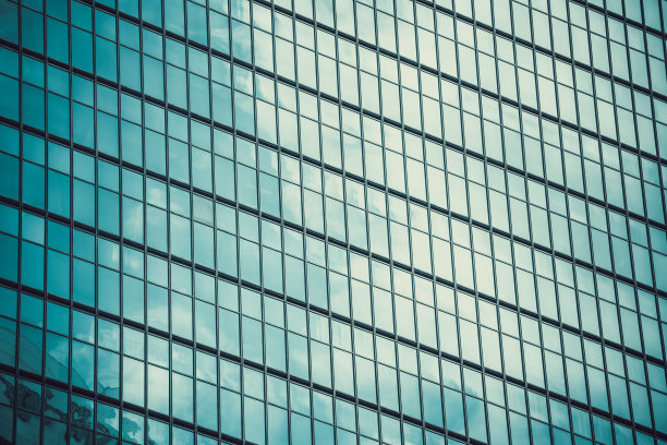 摩天大楼在明亮的阳光和清澈的蓝天背景图片下载